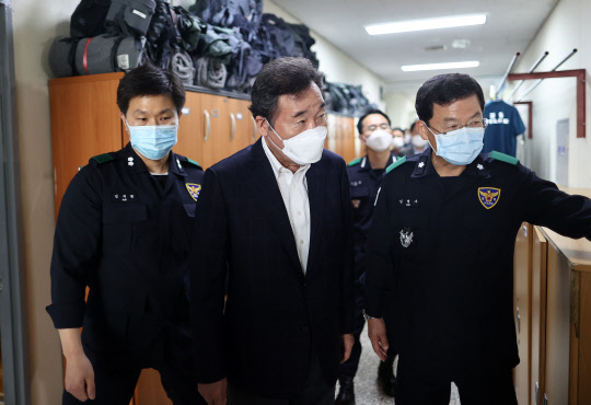 의경 생활관 찾은 이낙연(사진=연합뉴스)